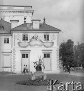 Czerwiec 1967, Warszawa, Polska.
Fragment barokowego pałacu w Wilanowie. Od końca XIX wieku jego właścicielami była rodzina Branickich. Po 1945 roku otwarto w nim oddział Muzeum Narodowego.
Fot. Jerzy Konrad Maciejewski, zbiory Ośrodka KARTA