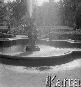 Czerwiec 1967, Warszawa, Polska.
Fontanna w Ogrodzie Różanym przy południowym skrzydle pałacu w Wilanowie.
Fot. Jerzy Konrad Maciejewski, zbiory Ośrodka KARTA