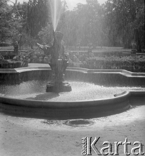 Czerwiec 1967, Warszawa, Polska.
Fontanna w Ogrodzie Różanym przy południowym skrzydle pałacu w Wilanowie.
Fot. Jerzy Konrad Maciejewski, zbiory Ośrodka KARTA