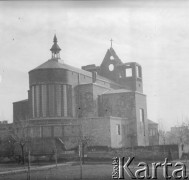 Po 1946, Warszawa, Polska.
Kościół św. Stanisława Kostki na warszawskim Żoliborzu. Został wybudowany w latach 1930-1939. Znacznie zniszczony w Powstaniu Warszawskim. Po wojnie rozpoczęto jego odbudowę.
Fot. Jerzy Konrad Maciejewski, zbiory Ośrodka KARTA
