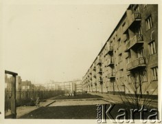 Przed 1939, Warszawa, Polska.
Bloki mieszkalne na Żoliborzu. Obok piaskownicy siedzą na ławce małe dzieci.
Fot. Jerzy Konrad Maciejewski, zbiory Ośrodka KARTA