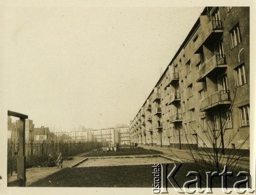 Przed 1939, Warszawa, Polska.
Bloki mieszkalne na Żoliborzu. Obok piaskownicy siedzą na ławce małe dzieci.
Fot. Jerzy Konrad Maciejewski, zbiory Ośrodka KARTA