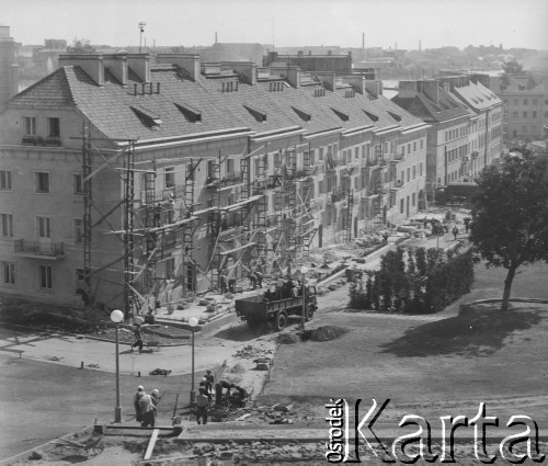 1948, Warszawa, Polska.
Robotnicy remontują elewacje budynków mieszkalnych na Mariensztacie.
Fot. Jerzy Konrad Maciejewski, zbiory Ośrodka KARTA