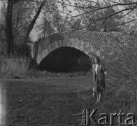 Lata 50. lub 60., Warszawa, Polska.
Kobieta pozuje na tle Mostu Rzymskiego w parku krajobrazowym przy Pałacu w Wilanowie.
Fot. Jerzy Konrad Maciejewski, zbiory Ośrodka KARTA