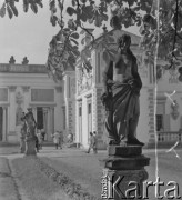 Lata 50. lub 60., Warszawa, Polska.
Fragment barokowego pałacu w Wilanowie oraz ogrodu, w którym stoją posągi. Od końca XIX wieku jego właścicielami była rodzina Branickich. Po 1945 roku otwarto w nim oddział Muzeum Narodowego. W głębi widoczni turyści zwiedzający pałac.
Fot. Jerzy Konrad Maciejewski, zbiory Ośrodka KARTA