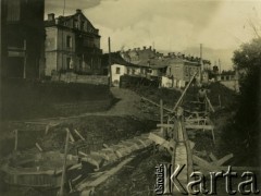 Przed 1939, Równe, woj. wołyńskie, Polska.
Robotnik pracuje przy regulacji rzeki Uście.
Fot. Jerzy Konrad Maciejewski, zbiory Ośrodka KARTA