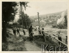 Przed 1939, Borysław, woj. lwowskie, Polska.
Robotnicy pracują przy budowie drogi.
Fot. Jerzy Konrad Maciejewski, zbiory Ośrodka KARTA