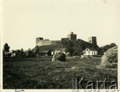 Przed 1939, Łuck, woj. wołyńskie, Polska.
Średniowieczny, murowany zamek księcia Lubarta widziany od strony pól uprawnych. U podnóża góry zamkowej widoczne zabudowania gospodarskie.
Fot. Jerzy Konrad Maciejewski, zbiory Ośrodka KARTA