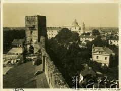 Przed 1939, Łuck, woj. wołyńskie, Polska.
Widok na miasto ze średniowiecznego zamku. Murowany budynek powstał na polecenie księcia Lubarta.
Fot. Jerzy Konrad Maciejewski, zbiory Ośrodka KARTA