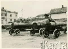 Przed 1939, Borysław, woj. lwowskie, Polska.
Beczkowozy służące do przewożenia ropy naftowej stoją na placu. Borysław od II poł. XIX wieku stał się światowym centrum przemysłu naftowego.
Fot. Jerzy Konrad Maciejewski, zbiory Ośrodka KARTA  
