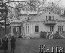 Po 1950, Żaków, woj. warszawskie, Polska.
Szkoła podstawowa mieszcząca się w XIX-wiecznym dworze w stylu neogotyckim z cechami klasycystycznymi. 
Fot. Jerzy Konrad Maciejewski, zbiory Ośrodka KARTA