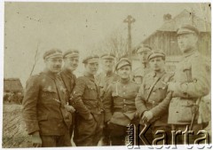 1919, Galicja Wschodnia.
Oficerowie I Warszawskiego Batalionu Ochotniczego Oddziału Odsieczy Lwowa WP II RP (od kwietnia 1919 r. 19 pp Odsieczy Lwowa) na froncie polsko-ukraińskim. Od lewej: NN, por. Pytel, por. Antoni Hebrowski, NN, NN, NN, NN. 1. z prawej por. Konstanty Lachowicz.
Fot. Jerzy Konrad Maciejewski, zbiory Ośrodka KARTA