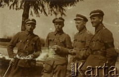 1919, Galicja Wschodnia.
Oficerowie I Warszawskiego Batalionu Ochotniczego Oddziału Odsieczy Lwowa WP II RP (od kwietnia 1919 r. 19 pp Odsieczy Lwowa) podczas wojny polsko-ukraińskiej. Stoją od lewej: NN, por. Antoni Hujda, por. Konstanty Lachowicz, NN.
Fot. Jerzy Konrad Maciejewski, zbiory Ośrodka KARTA