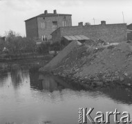 1961, Górce Nowe k. Warszawy, Polska.
Zasypywane ziemią mokradła we wsi. 
Fot. Jerzy Konrad Maciejewski, zbiory Ośrodka KARTA