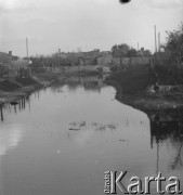 1961, Górce Nowe k. Warszawy, Polska.
Mokradła we wsi. 
Fot. Jerzy Konrad Maciejewski, zbiory Ośrodka KARTA