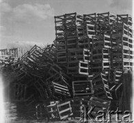 1961, Górce Nowe k. Warszawy, Polska.
Poprzewracane przez wiatr skrzynie do przechowywania warzyw i kwiatów.
Fot. Jerzy Konrad Maciejewski, zbiory Ośrodka KARTA