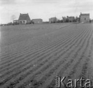 1961, Górce Nowe k. Warszawy, Polska.
Uformowane redliny na polu. W głębi widoczne zabudowania gospodarskie, w których mieszkają małorolni rolnicy pracujący u zamożnych ogrodników.
Fot. Jerzy Konrad Maciejewski, zbiory Ośrodka KARTA