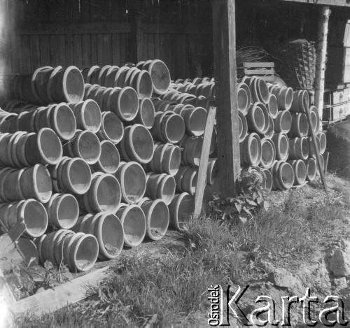 1961, Górce Nowe k. Warszawy, Polska.
Donice używane kiedyś przez ogrodników do sadzenia wczesnych warzyw.
Fot. Jerzy Konrad Maciejewski, zbiory Ośrodka KARTA