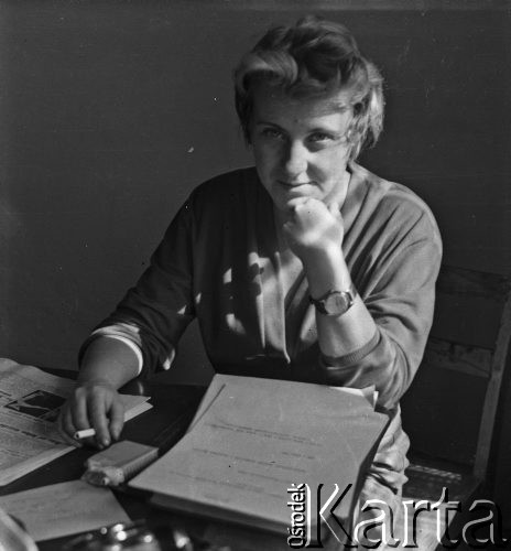 Marzec 1958, Warszawa, Polska.
Dziennikarka gazety 