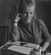 Marzec 1958, Warszawa, Polska.
Dziennikarka gazety 