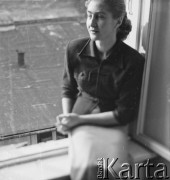 Marzec 1958, Warszawa, Polska.
Dziennikarka redakcji gazety 