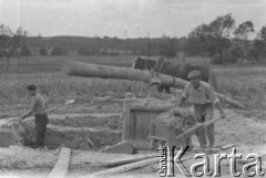 Lata 60., Stoczek, woj. lubelskie, Polska.
Robotnicy z cegielni wykopują z ziemi glinę potrzebną do wyrobu cegieł.
Fot. Jerzy Konrad Maciejewski, zbiory Ośrodka KARTA