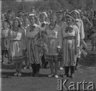 Po 1945, Mrozy, woj. warszawskie, Polska.
Młodzież wiejska bierze udział w Dożynkach ubrana w stroje ludowe.
Fot. Jerzy Konrad Maciejewski, zbiory Ośrodka KARTA