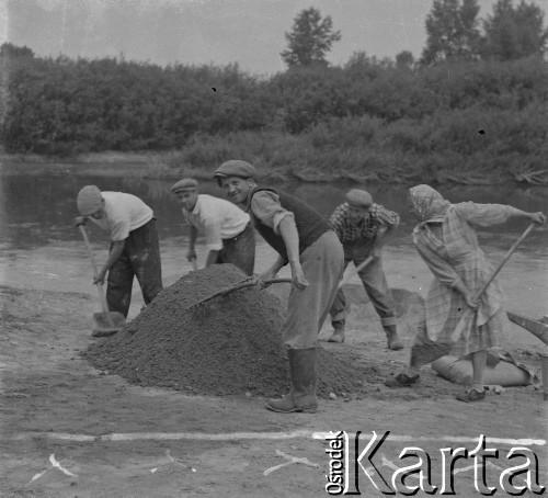 Lata 50., Gawłuszowice, woj. rzeszowskie, Polska.
Maria Morytko z synami i sąsiadami wyrabia pustaki potrzebne do budowy domu. Żwir wykopują z rzeki Wisłoki. 
Fot. Jerzy Konrad Maciejewski, zbiory Ośrodka KARTA