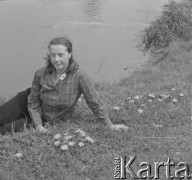 Prawdopodobnie lata 50., prawdopodobnie Konin, woj. poznańskie, Polska.
Kobieta pozuje do zdjęcia prawdopodobnie nad Wartą. Zdjęcie wykonane przez Jerzego Konrada Maciejewskiego podczas dziennikarskiej wycieczki.
Fot. Jerzy Konrad Maciejewski, zbiory Ośrodka KARTA