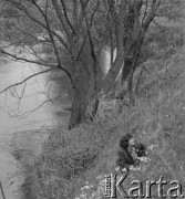 Prawdopodobnie lata 50., prawdopodobnie Konin, woj. poznańskie, Polska.
Kobieta pozuje do zdjęcia siedząc prawdopodobnie nad brzegiem rzeki Warta. Zdjęcie wykonane przez Jerzego Konrada Maciejewskiego podczas dziennikarskiej wycieczki.
Fot. Jerzy Konrad Maciejewski, zbiory Ośrodka KARTA