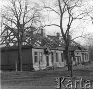 Prawdopodobnie lata 50., prawdopodobnie Konin, woj. poznańskie, Polska.
Stary, opuszczony dom. Zdjęcie wykonane przez Jerzego Konrada Maciejewskiego podczas dziennikarskiej wycieczki.
Fot. Jerzy Konrad Maciejewski, zbiory Ośrodka KARTA