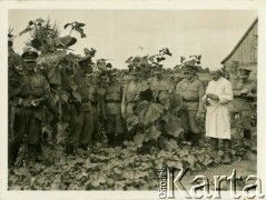 Lata 30., Polska.
Żołnierze Korpusu Ochrony Pogranicza (KOP) oraz kucharz stoją w ogrodzie warzywnym założonym przy budynku strażnicy na granicy polsko-litewskiej. 
Fot. Konrad Jerzy Maciejewski, zbiory Ośrodka KARTA