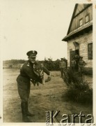 Lata 30., Polska.
Strażnica Korpusu Ochrony Pogranicza przy granicy polsko-litewskiej. Żołnierze tresują psa.
Fot. Konrad Jerzy Maciejewski, zbiory Ośrodka KARTA