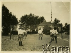 Lata 30., Polska.
Strażnica Korpusu Ochrony Pogranicza przy granicy polsko-niemieckiej. Żołnierze grają w piłkę siatkową. 
Fot. Konrad Jerzy Maciejewski, zbiory Ośrodka KARTA