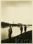 Lata 30., Polska.
Granica polsko-litewska. Żołnierze Korpusu Ochrony Pogranicza patrolują okolice rzeki Niemen.
Fot. Jerzy Konrad Maciejewski, zbiory Ośrodka KARTA