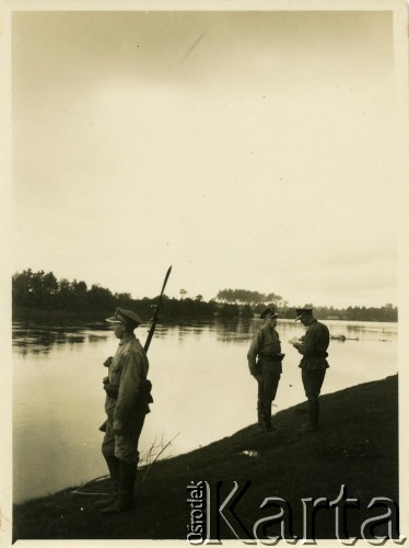 Lata 30., Polska.
Granica polsko-litewska. Żołnierze Korpusu Ochrony Pogranicza patrolują okolice rzeki Niemen.
Fot. Jerzy Konrad Maciejewski, zbiory Ośrodka KARTA