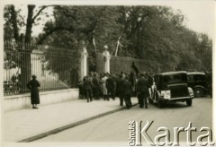 12.05.1935, Warszawa, Polska.
Ludzie przed wejściem do Belwederu, zgromadzeni po informacji o śmierci Marszałka Józefa Piłsudskiego.
Fot. Konrad Jerzy Maciejewski, zbiory Ośrodka KARTA