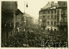 16.05.1935, Warszawa, Polska.
Pogrzeb Józefa Piłsudskiego. Tłum ludzi stojący na Placu Zamkowym i w bocznych uliczkach żegna Marszałka Józefa Piłsudskiego.
Fot. Konrad Jerzy Maciejewski, zbiory Ośrodka KARTA