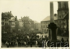 16.05.1935, Warszawa, Polska.
Pogrzeb Józefa Piłsudskiego. Żałobnicy stoją na Placu Zamkowym niedaleko Bazyliki archikatedralnej św. Jana Chrzciciela, gdzie kardynał Aleksander Kakowski odprawiał mszę św. w intencji zmarłego. 
Fot. Konrad Jerzy Maciejewski, zbiory Ośrodka KARTA