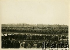 16.05.1935, Warszawa, Polska.
Pogrzeb Józefa Piłsudskiego. Tłum ludzi ogląda defiladę wojskową na Polu Mokotowskim na cześć zmarłego.
Fot. Konrad Jerzy Maciejewski, zbiory Ośrodka KARTA