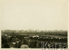 16.05.1935, Warszawa, Polska.
Pogrzeb Józefa Piłsudskiego. Zakonnice w kondukcie żałobnym przechodzą przez Pole Mokotowskie. W głębi widoczne zabudowania lotniska mokotowskiego.
Fot. Jerzy Konrad Maciejewski, zbiory Ośrodka KARTA