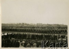 16.05.1935, Warszawa, Polska.
Uroczystości żałobne związane ze śmiercią Józefa Piłsudskiego na Polu Mokotowskim. Żałobnicy oglądają defiladę wojskową na cześć zmarłego.
Fot. Jerzy Konrad Maciejewski, zbiory Ośrodka KARTA