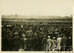 16.05.1935, Warszawa, Polska.
Uroczystości pogrzebowe Marszałka Józefa Piłsudskiego. Ludność cywilna ogląda defiladę wojskową na Polu Mokotowskim na cześć zmarłego. 
Fot. Konrad Jerzy Maciejewski, zbiory Ośrodka KARTA