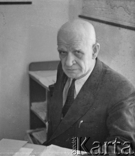 Po 1945, Polska.
Henryk Rudziński (1885–1967) - lekarz chorób wewnętrznych, zakaźnych i dziecięcych. Po zakończeniu II wojny światowej pełnił funkcję dyrektora Departamentu Lecznictwa Ministerstwa Zdrowia. Był także nadzwyczajnym komisarzem do walki z epidemiami.
Fot. Jerzy Konrad Maciejewski, zbiory Ośrodka KARTA
