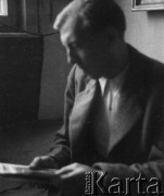 Po 1945, Polska.
Edmund Burke (1912-1999) - artysta-malarz. W czasie II wojny światowej żołnierz Armii Krajowej, uczestnik Powstania Warszawskiego. Autor zdobień freskami elewacji kamieniczek na odbudowanym ze zniszczeń wojennych Starym i Nowym Mieście w Warszawie.
Fot. Jerzy Konrad Maciejewski, zbiory Ośrodka KARTA
