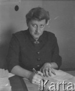 Po 1945, Polska.
Krystyna Żywulska (Zofia Landau), polska pisarka, autorka tekstów piosenek i graficzka. Autorka wspomnień „Przeżyłam Oświęcim”.
Fot. Jerzy Konrad Maciejewski, zbiory Ośrodka KARTA
