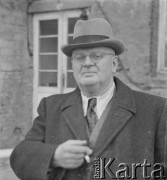 Po 1945, Polska.
Prof. Mieczysław Michałowicz (1876-1965) - poseł i współzałożyciel Stronnictwa Demokratycznego, lekarz pediatra, założyciel Towarzystwa Pediatrycznego. Na zdjęciu pozuje przed budynkiem, trzymając papierosa w ręku.
Fot. Jerzy Konrad Maciejewski, zbiory Ośrodka KARTA
