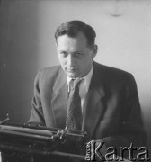 Po 1952, Warszawa, Polska.
Dziennikarz „Gromady-Rolnika Polskiego” Tadeusz Kur pozuje do zdjęcia przy maszynie do pisania.
Fot. Jerzy Konrad Maciejewski, zbiory Ośrodka KARTA