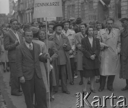 Po 1952, Warszawa, Polska.
Dziennikarze „Gromady-Rolnika Polskiego” podczas pochodu pierwszomajowego.
Fot. Jerzy Konrad Maciejewski, zbiory Ośrodka KARTA
