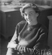 Po 1952, Warszawa, Polska.
Dziennikarka „Gromady-Rolnika Polskiego” Chmielewska (albo Chmielecka).
Fot. Jerzy Konrad Maciejewski, zbiory Ośrodka KARTA